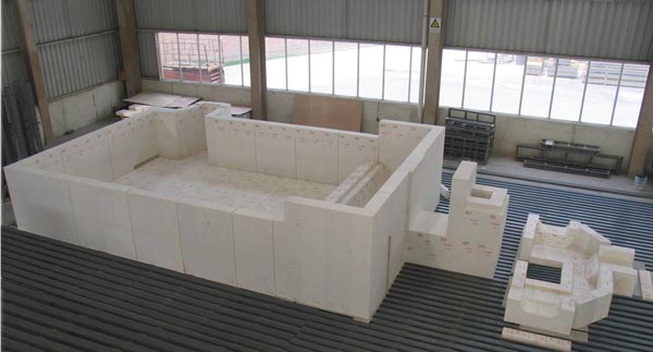 Glass-Contact Refractory Selection for The Glass Furnace